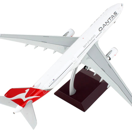 Airbus A330-300 Commercial Aircraft "Qantas Airways - Spirit of Australia" White with Red Tail "Gemini 200" Series 1/200 Diecast Model Airplane by GeminiJets