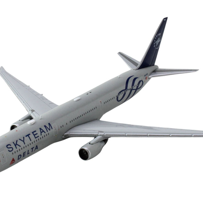 Boeing 767-400ER Commercial Aircraft "Delta Air Lines Skyteam" (N844MH) Gray Metallic with Blue Tail 1/400 Diecast Model Airplane by GeminiJets